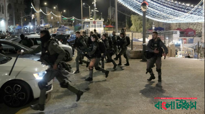 আল-আকসায় ফের হামলা ইসরায়েলের, পশ্চিম তীরজুড়ে সহিংসতা